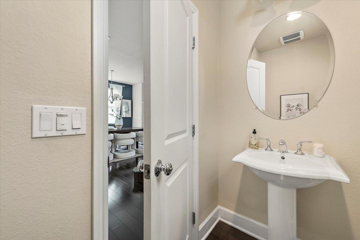 Detail Gallery Image 12 of 29 For 4679 Torrey Pines Cir, San Jose,  CA 95124 - 3 Beds | 2/1 Baths