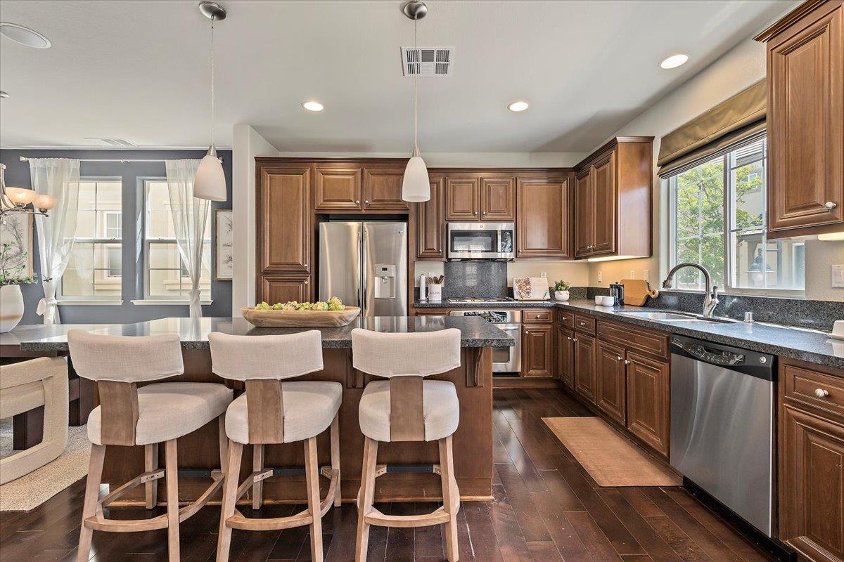 Detail Gallery Image 7 of 29 For 4679 Torrey Pines Cir, San Jose,  CA 95124 - 3 Beds | 2/1 Baths