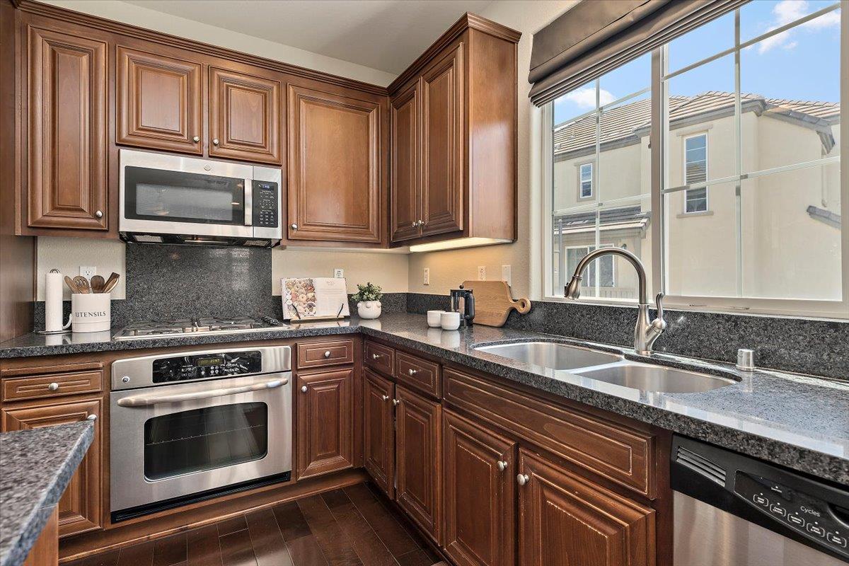 Detail Gallery Image 9 of 29 For 4679 Torrey Pines Cir, San Jose,  CA 95124 - 3 Beds | 2/1 Baths