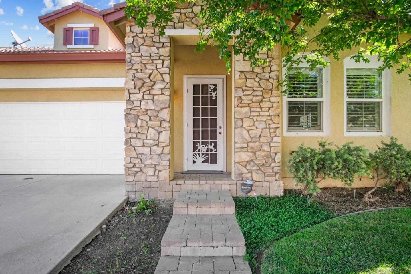 Detail Gallery Image 2 of 11 For 561 Branding Iron St, Oakdale,  CA 95361 - 3 Beds | 3 Baths