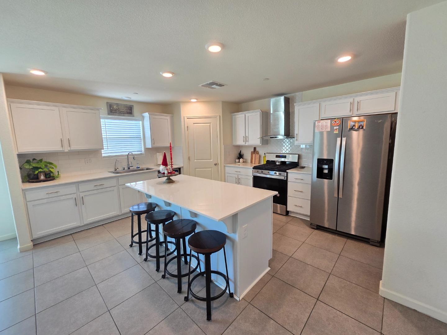 Detail Gallery Image 2 of 11 For 256 San Pelmo Ct, Los Banos,  CA 93635 - 5 Beds | 3 Baths