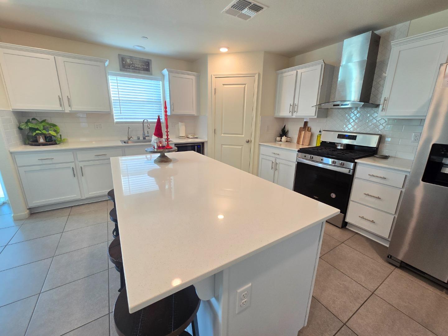 Detail Gallery Image 3 of 11 For 256 San Pelmo Ct, Los Banos,  CA 93635 - 5 Beds | 3 Baths