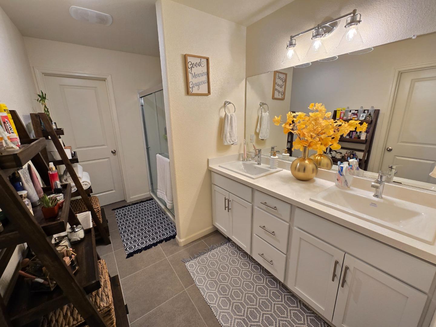Detail Gallery Image 8 of 11 For 256 San Pelmo Ct, Los Banos,  CA 93635 - 5 Beds | 3 Baths