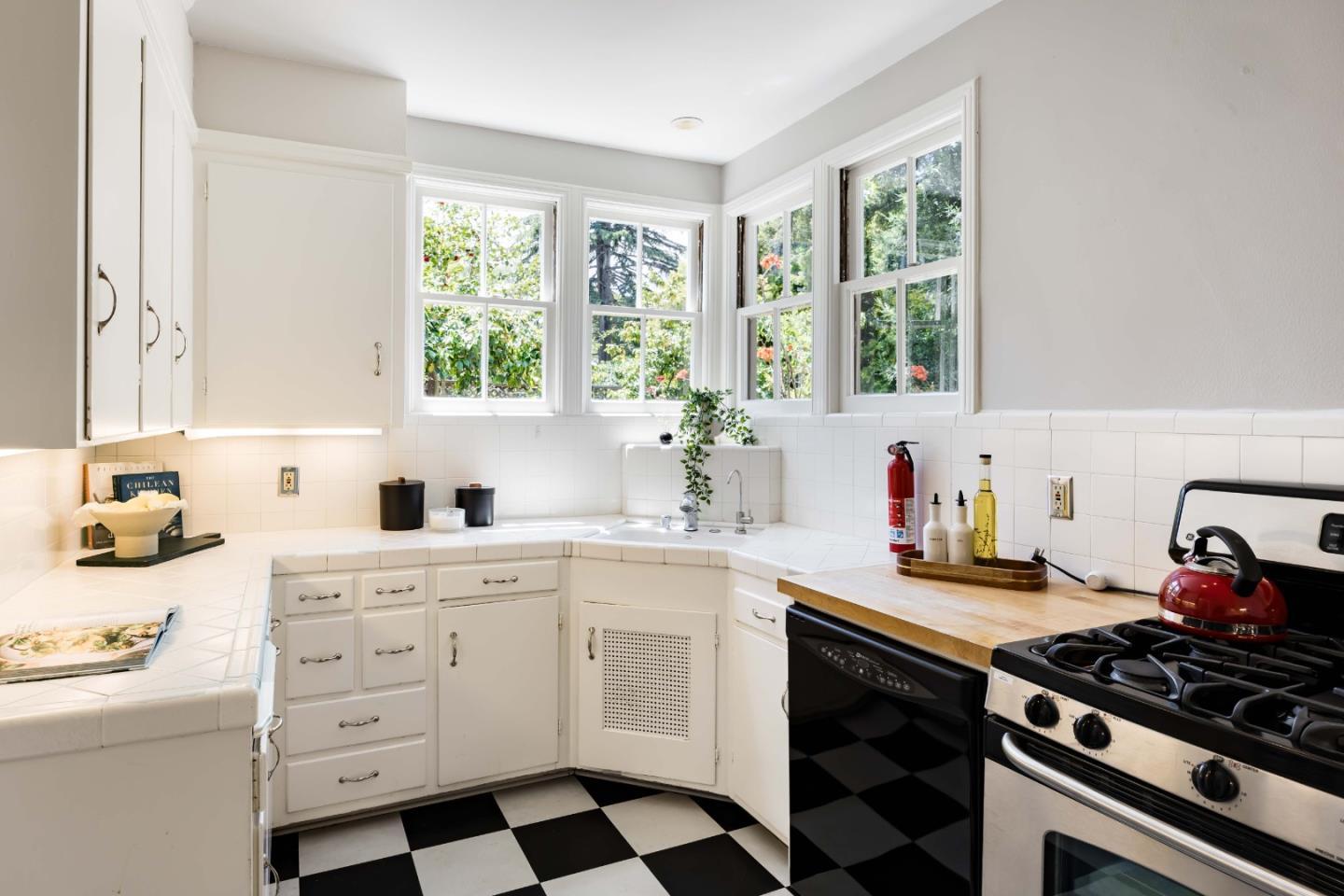 Detail Gallery Image 16 of 24 For 128 Cornell Rd, Menlo Park,  CA 94025 - 3 Beds | 2/1 Baths