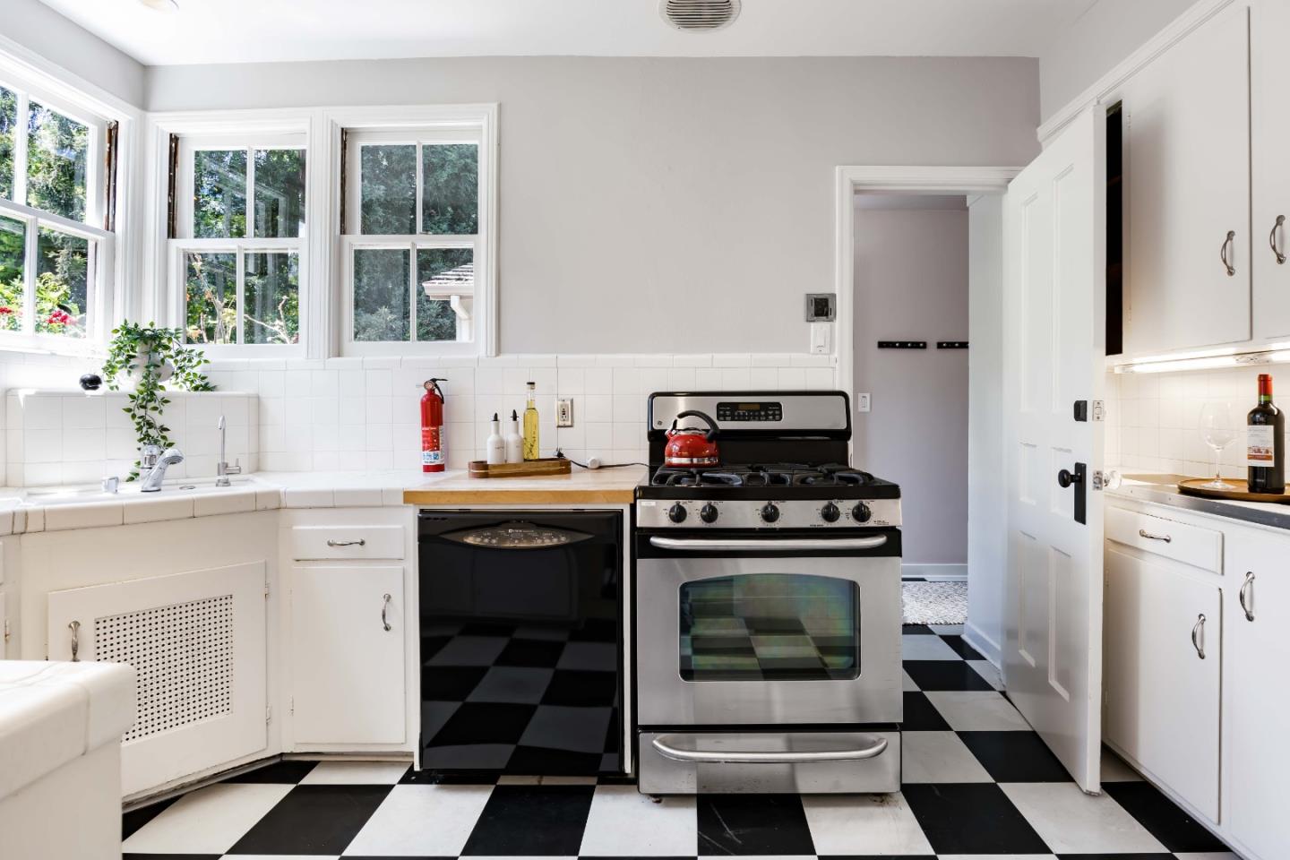 Detail Gallery Image 17 of 24 For 128 Cornell Rd, Menlo Park,  CA 94025 - 3 Beds | 2/1 Baths