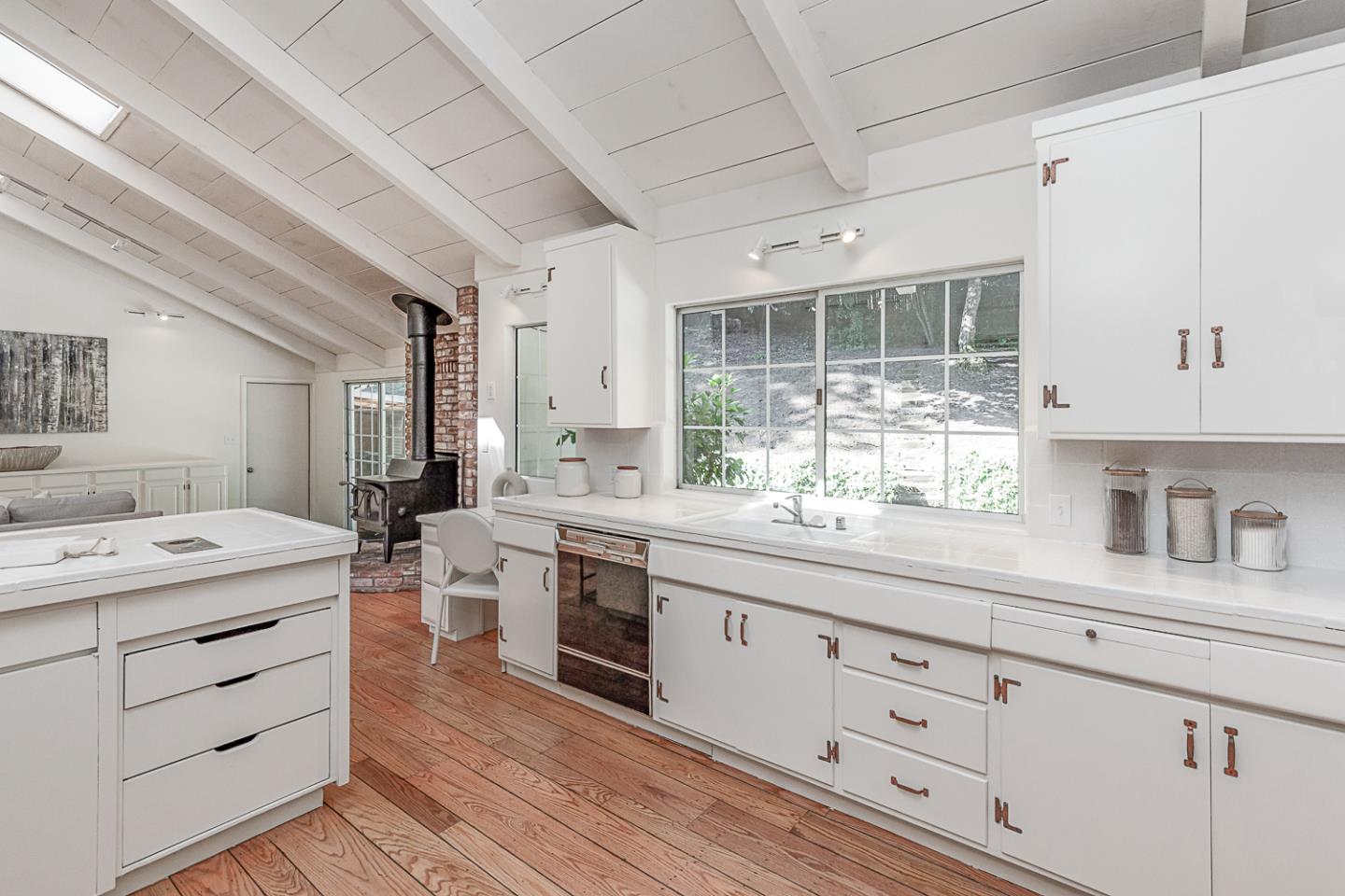 Detail Gallery Image 11 of 41 For 3570 Tripp Rd, Woodside,  CA 94062 - 4 Beds | 3 Baths