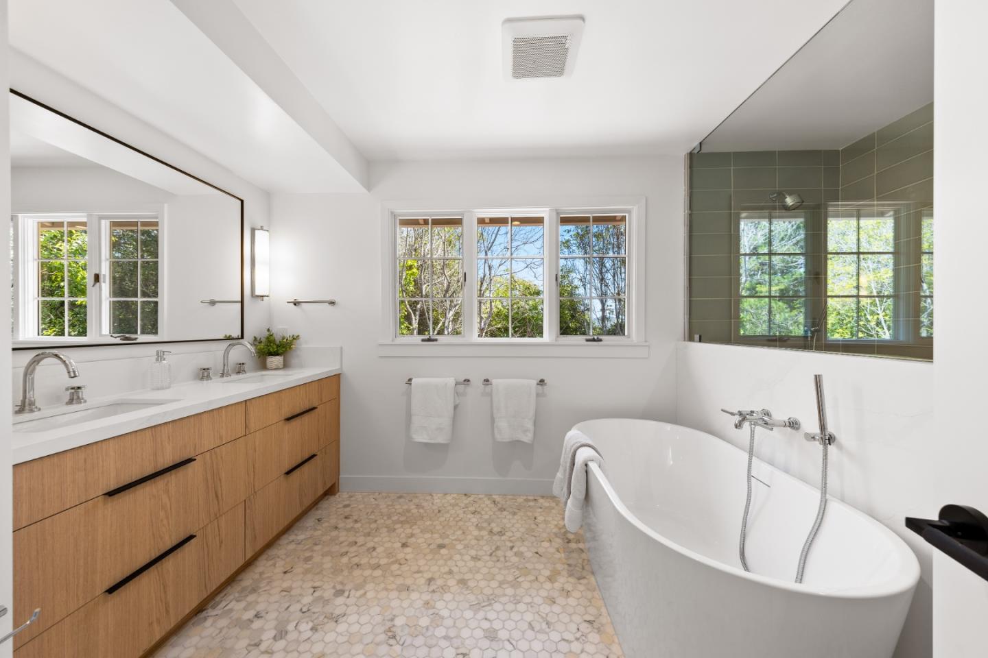 Detail Gallery Image 40 of 58 For 1575 Kingswood Dr, Hillsborough,  CA 94010 - 5 Beds | 3 Baths