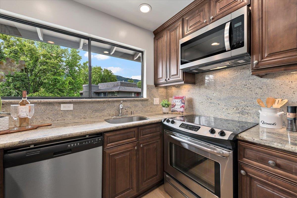 Detail Gallery Image 7 of 30 For 14357 Saratoga Ave #B,  Saratoga,  CA 95070 - 3 Beds | 2 Baths