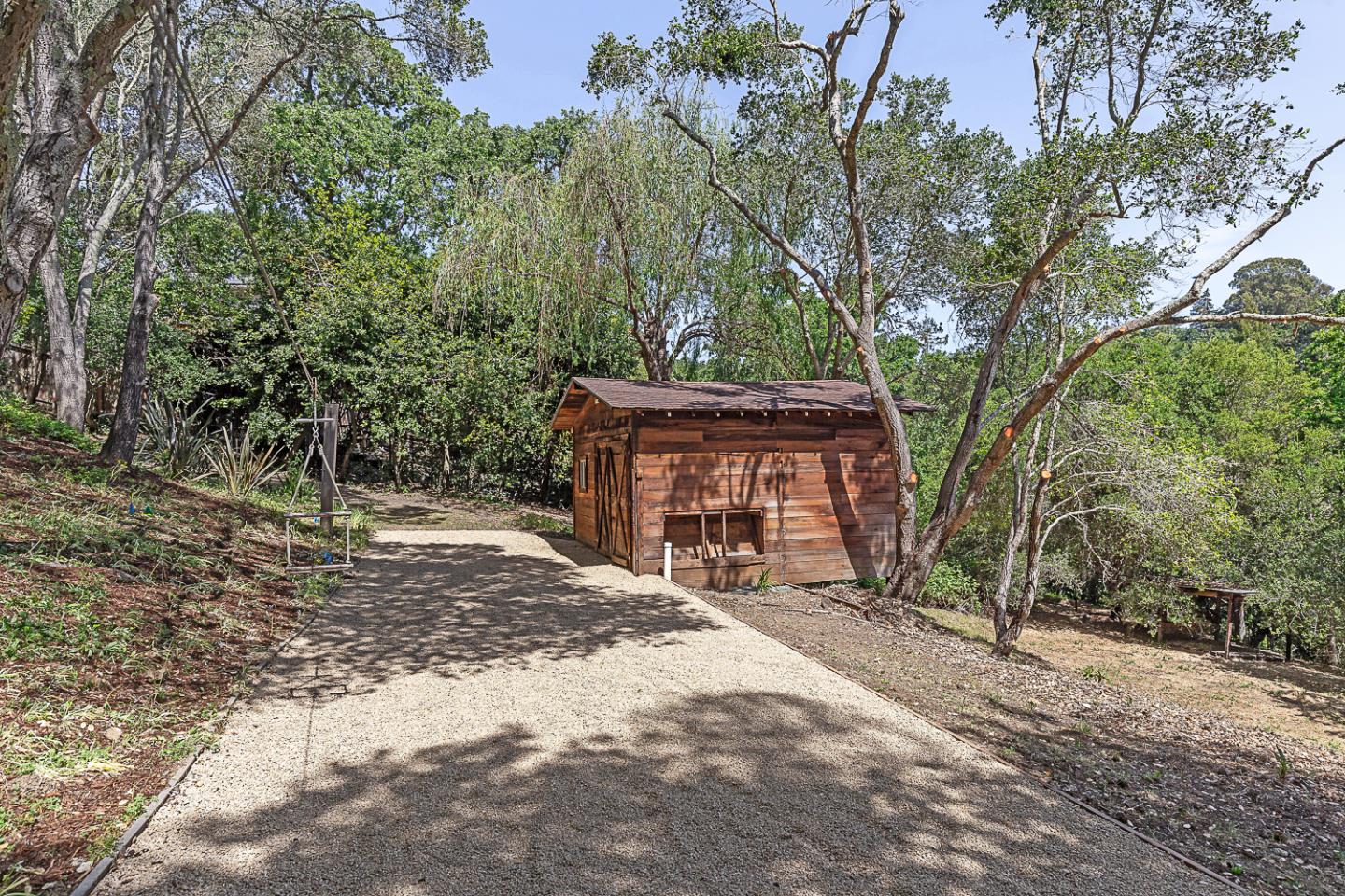 Detail Gallery Image 31 of 36 For 35 Neuman Ln, Woodside,  CA 94062 - 4 Beds | 4 Baths
