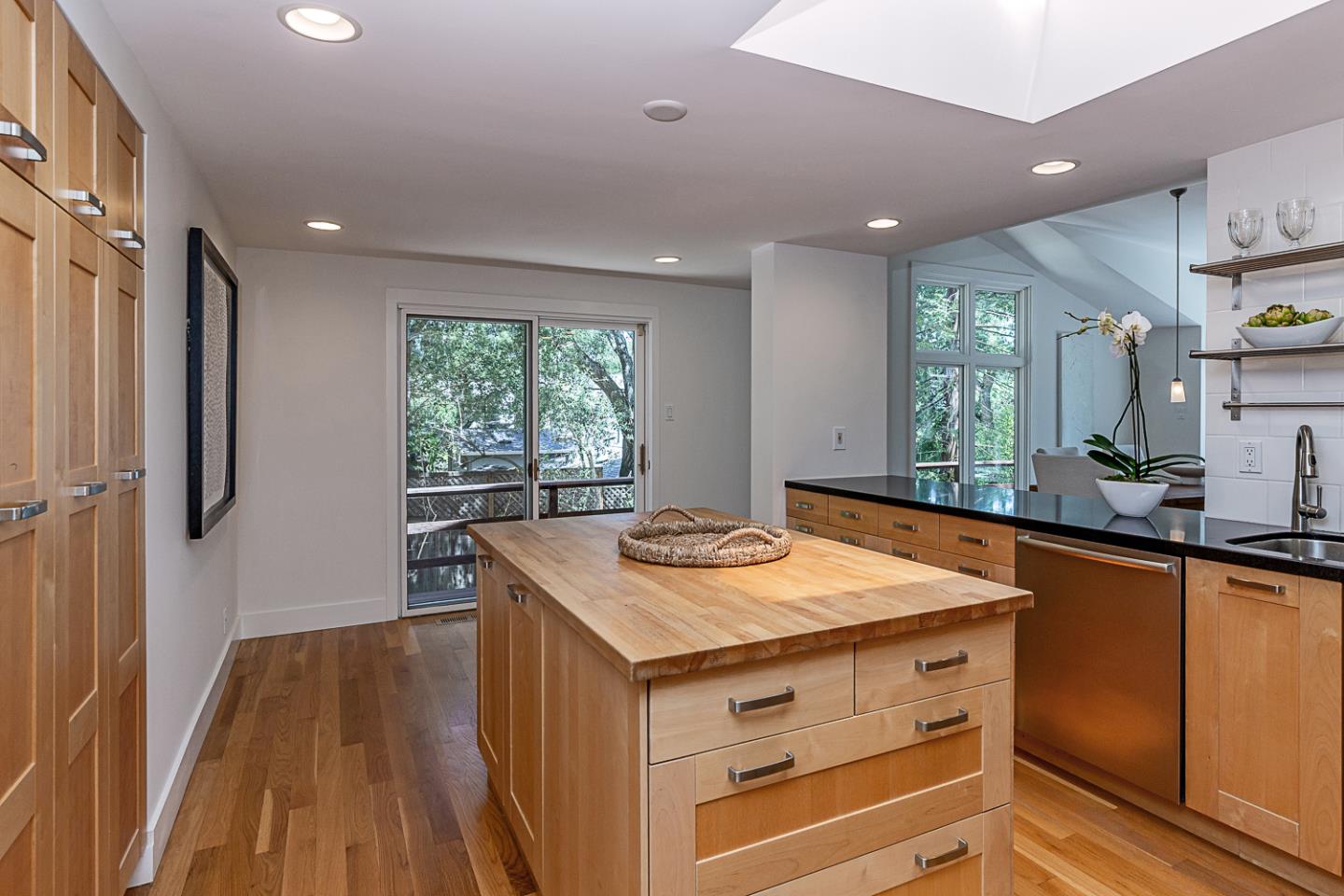 Detail Gallery Image 8 of 36 For 35 Neuman Ln, Woodside,  CA 94062 - 4 Beds | 4 Baths