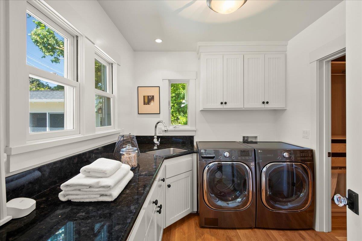 Detail Gallery Image 19 of 45 For 52 Myrtle St, Redwood City,  CA 94062 - 5 Beds | 3 Baths