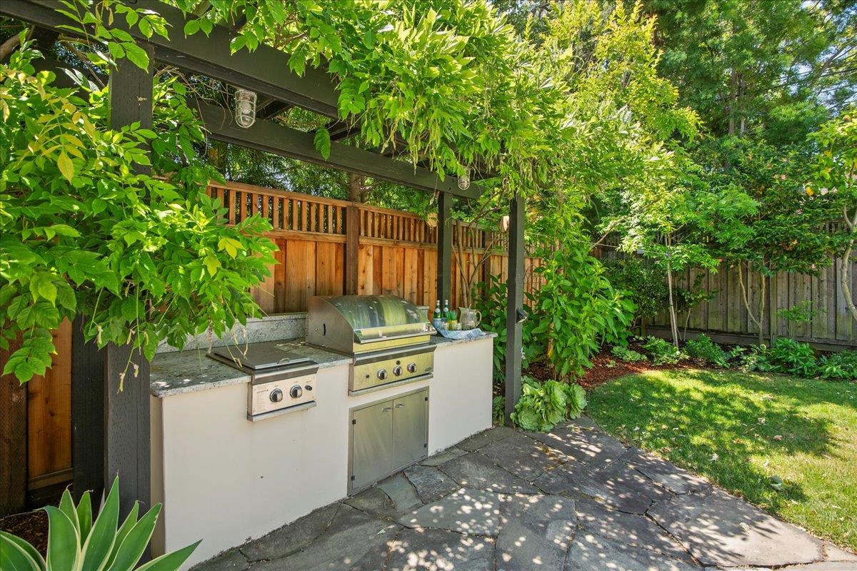 Detail Gallery Image 39 of 45 For 52 Myrtle St, Redwood City,  CA 94062 - 5 Beds | 3 Baths
