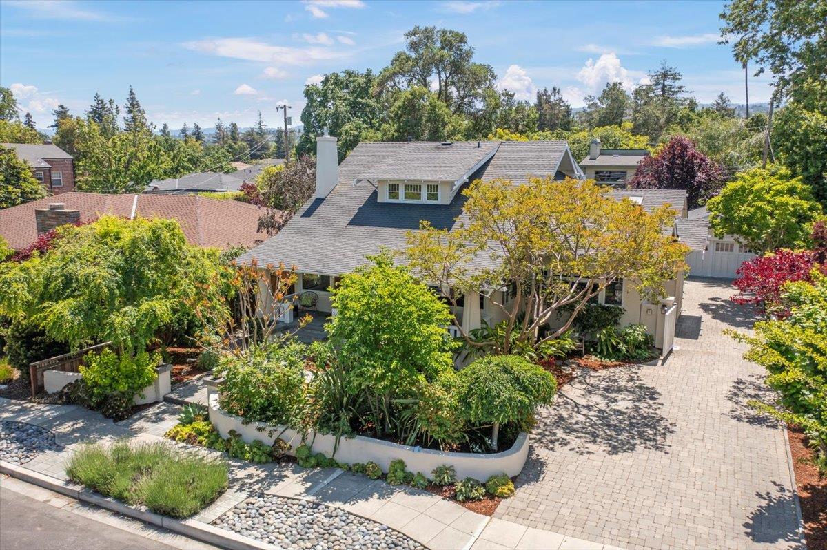 Detail Gallery Image 5 of 45 For 52 Myrtle St, Redwood City,  CA 94062 - 5 Beds | 3 Baths