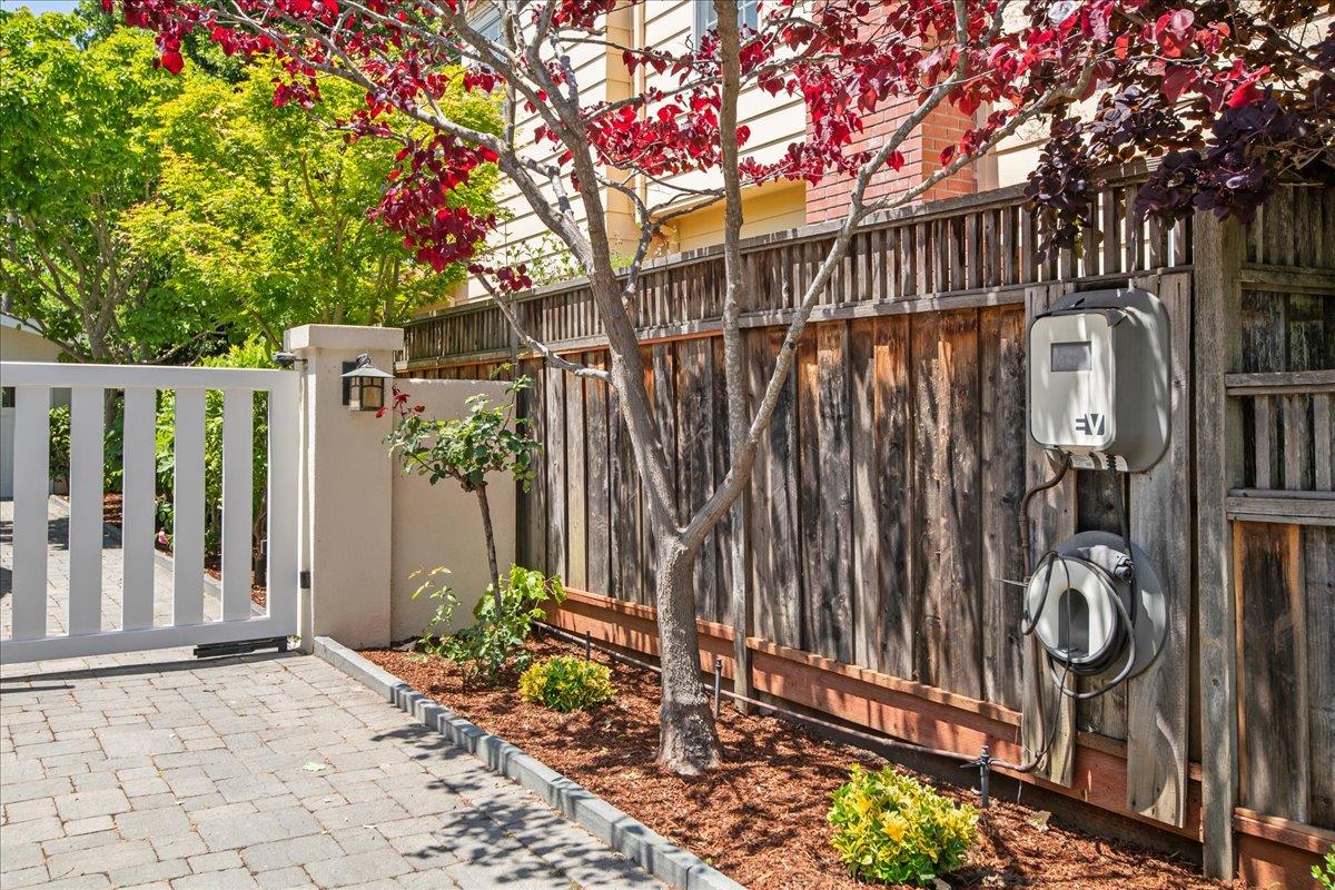 Detail Gallery Image 7 of 45 For 52 Myrtle St, Redwood City,  CA 94062 - 5 Beds | 3 Baths