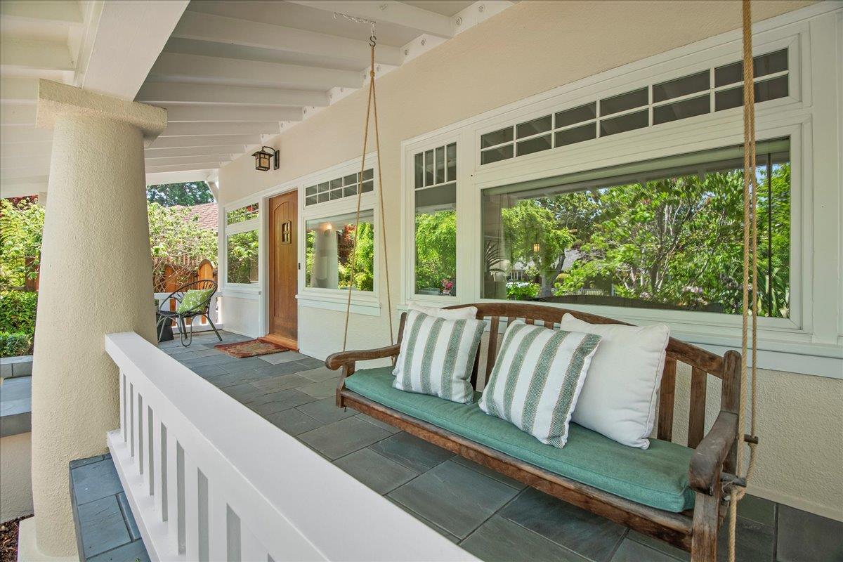 Detail Gallery Image 8 of 45 For 52 Myrtle St, Redwood City,  CA 94062 - 5 Beds | 3 Baths