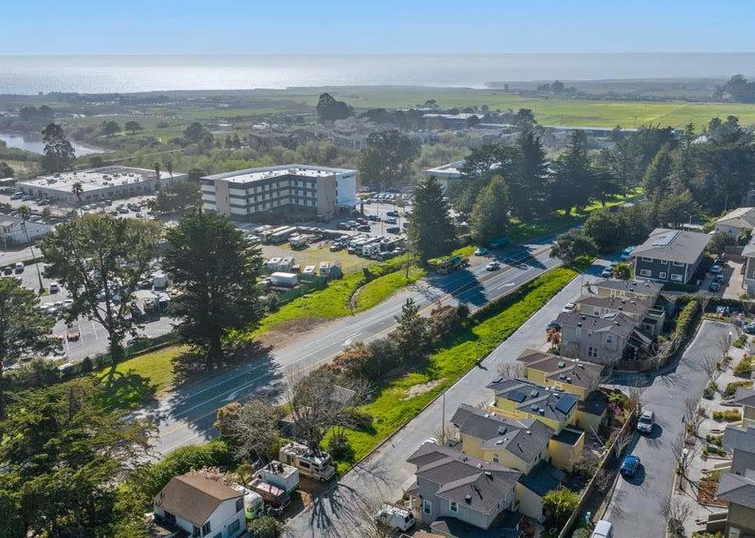 Detail Gallery Image 2 of 29 For 207 Grandview St, Santa Cruz,  CA 95060 - 4 Beds | 2 Baths