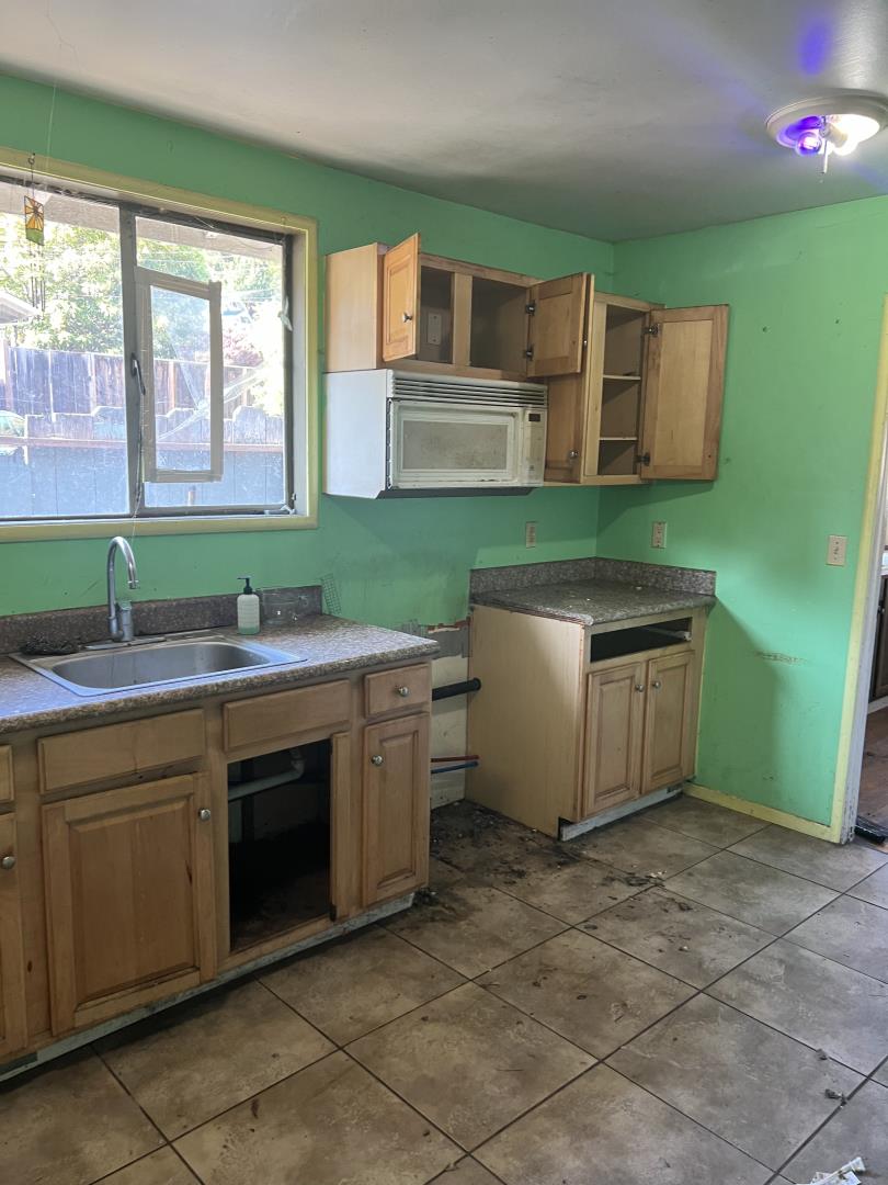 Detail Gallery Image 8 of 29 For 207 Grandview St, Santa Cruz,  CA 95060 - 4 Beds | 2 Baths