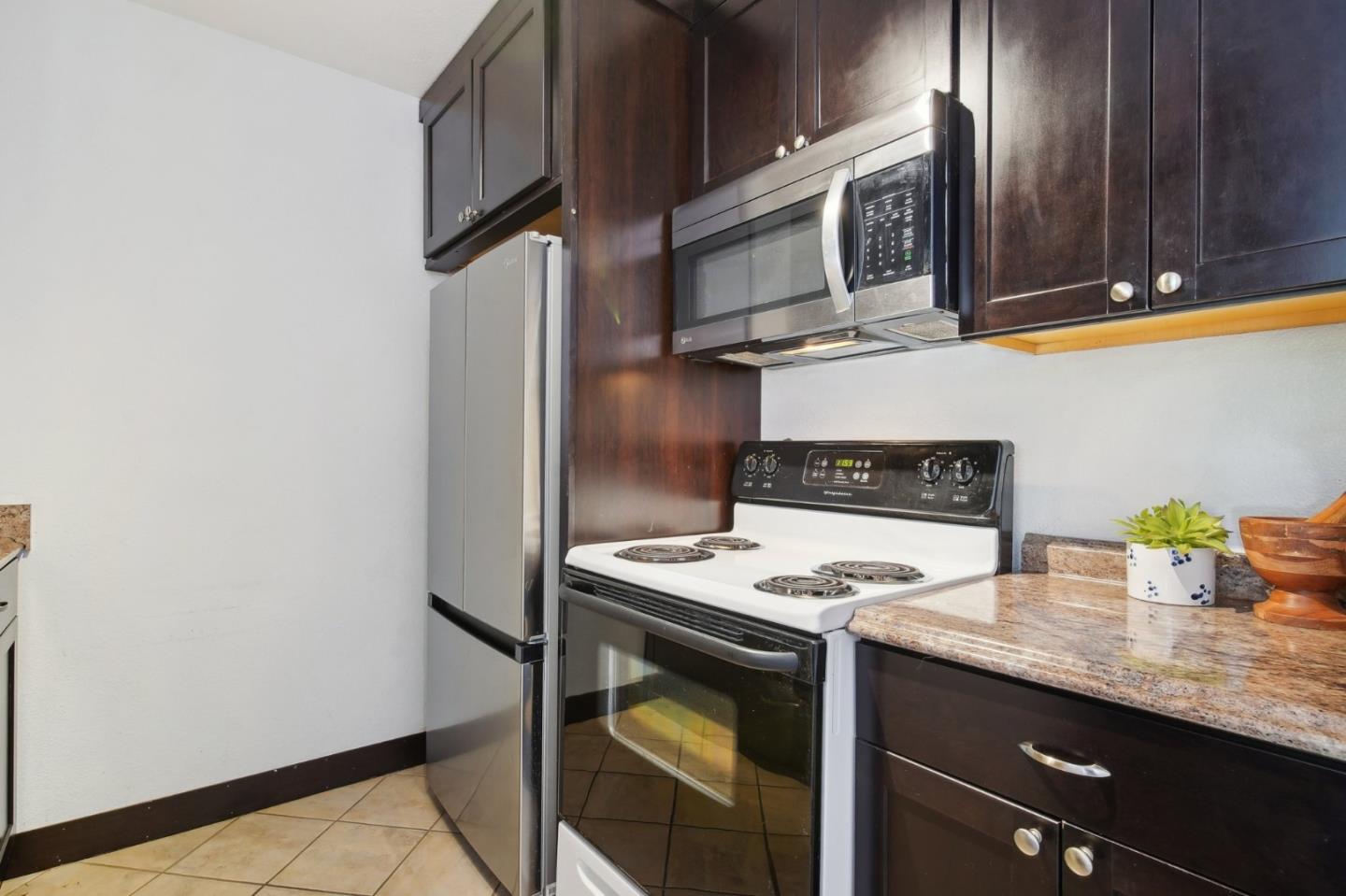 Detail Gallery Image 10 of 31 For 1110 Yarwood Ct, San Jose,  CA 95128 - 2 Beds | 2 Baths