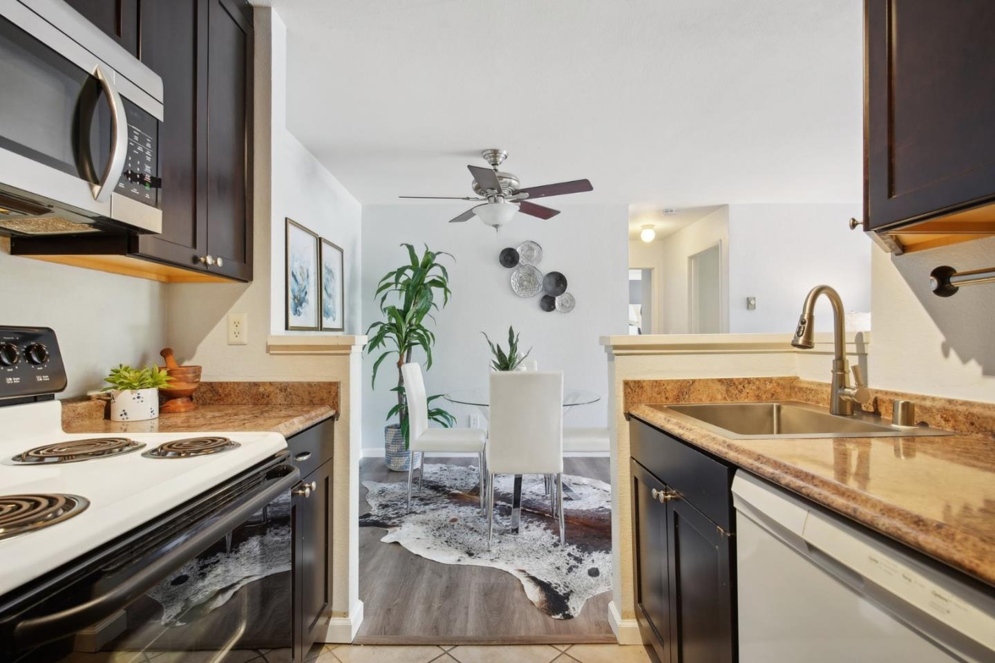 Detail Gallery Image 11 of 31 For 1110 Yarwood Ct, San Jose,  CA 95128 - 2 Beds | 2 Baths