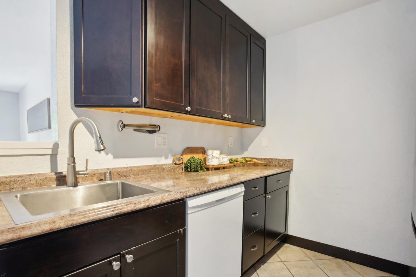 Detail Gallery Image 9 of 31 For 1110 Yarwood Ct, San Jose,  CA 95128 - 2 Beds | 2 Baths