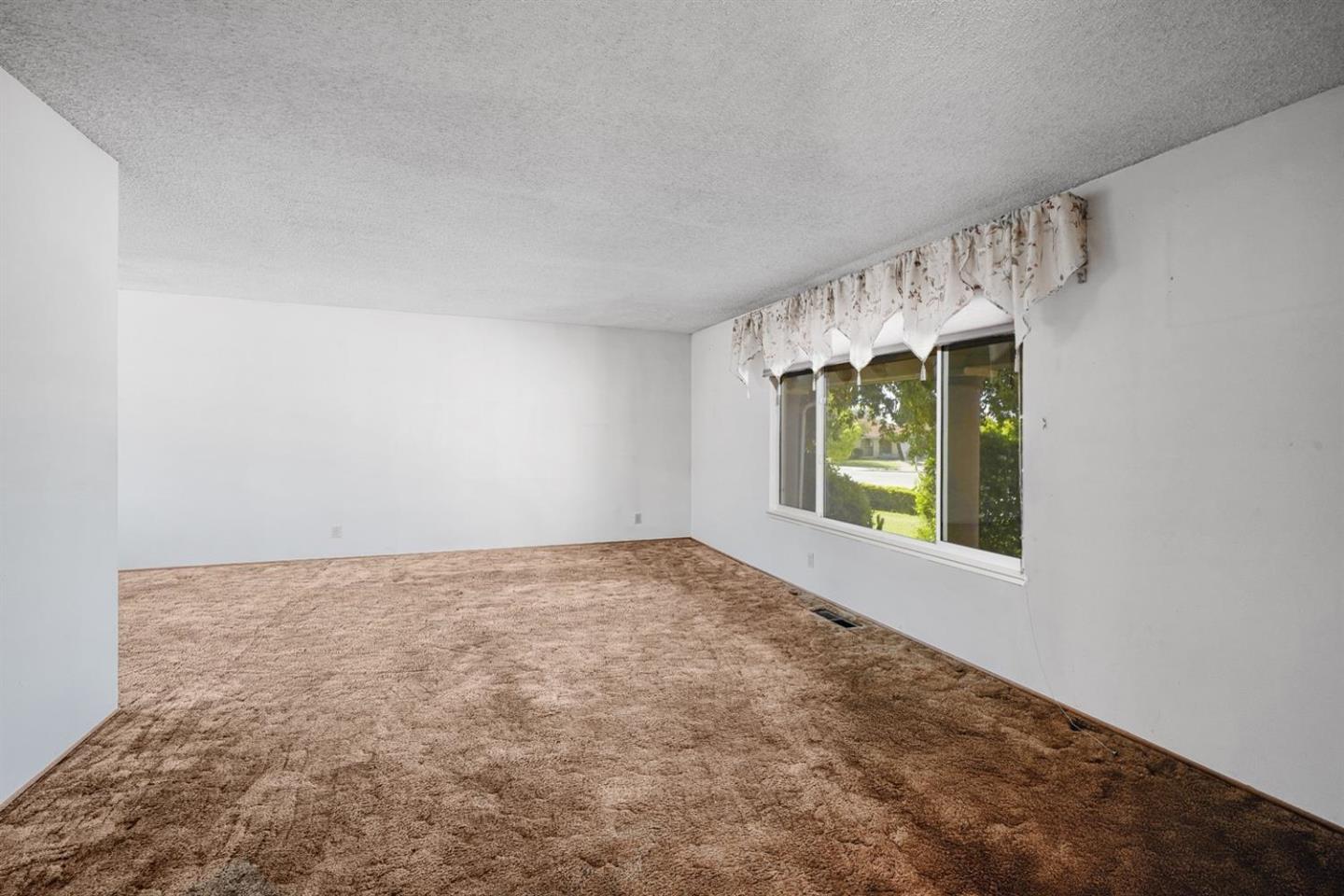 Detail Gallery Image 7 of 26 For 744 Salt Lake Dr, San Jose,  CA 95133 - 4 Beds | 2/1 Baths