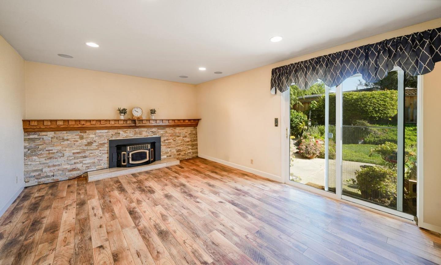 Detail Gallery Image 9 of 26 For 744 Salt Lake Dr, San Jose,  CA 95133 - 4 Beds | 2/1 Baths