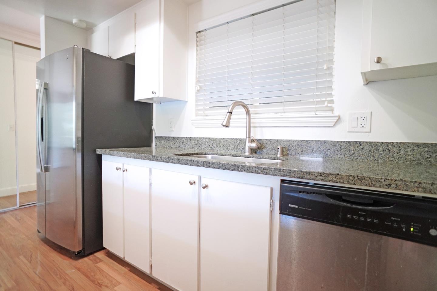 Detail Gallery Image 8 of 24 For 110 E Middlefield Rd #C,  Mountain View,  CA 94043 - 2 Beds | 1 Baths