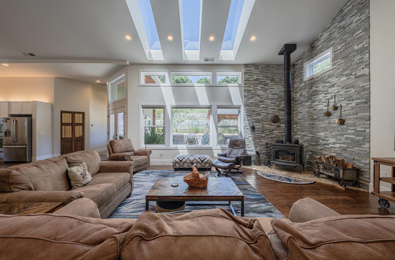 Detail Gallery Image 13 of 82 For 9247 Holly Hill Dr, Salinas,  CA 93907 - 3 Beds | 3 Baths