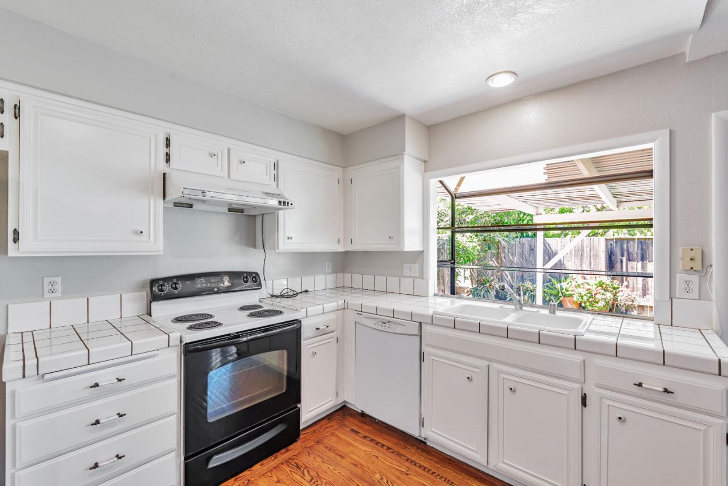 Detail Gallery Image 8 of 32 For 1369 Joyner Ct, San Jose,  CA 95131 - 4 Beds | 2 Baths