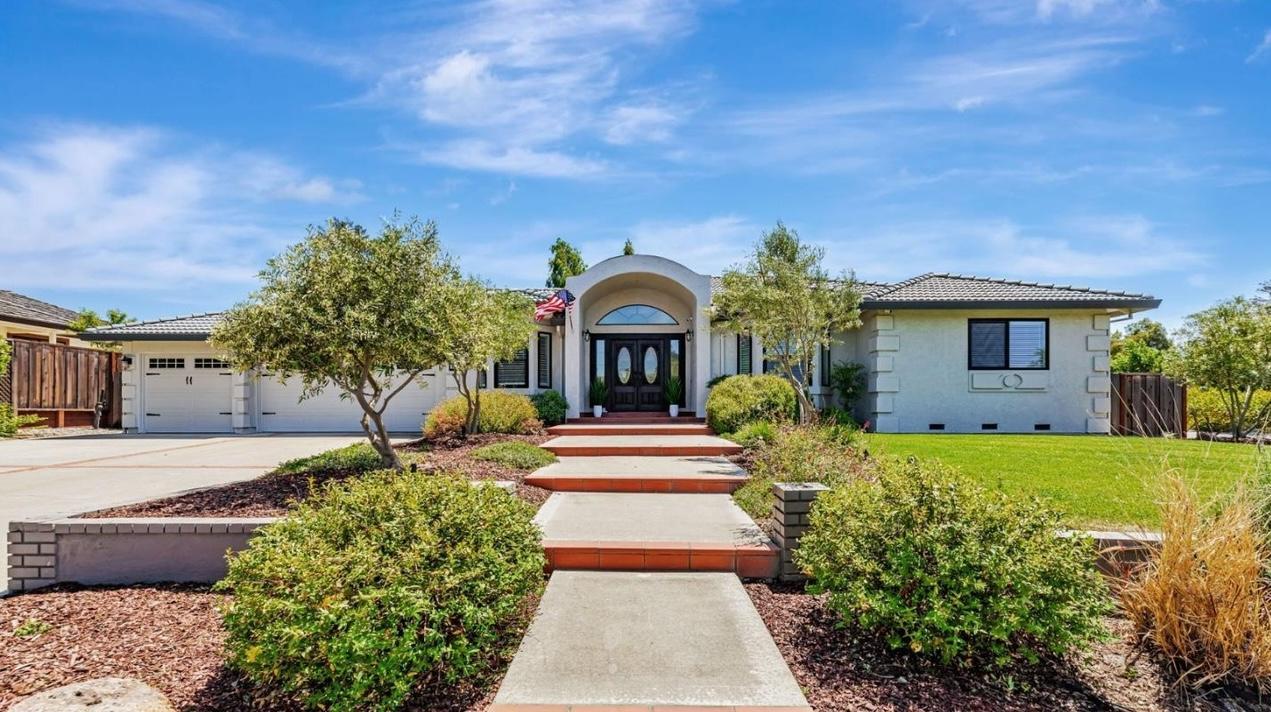 Detail Gallery Image 2 of 40 For 640 S Ridgemark Dr, Hollister,  CA 95023 - 4 Beds | 4 Baths
