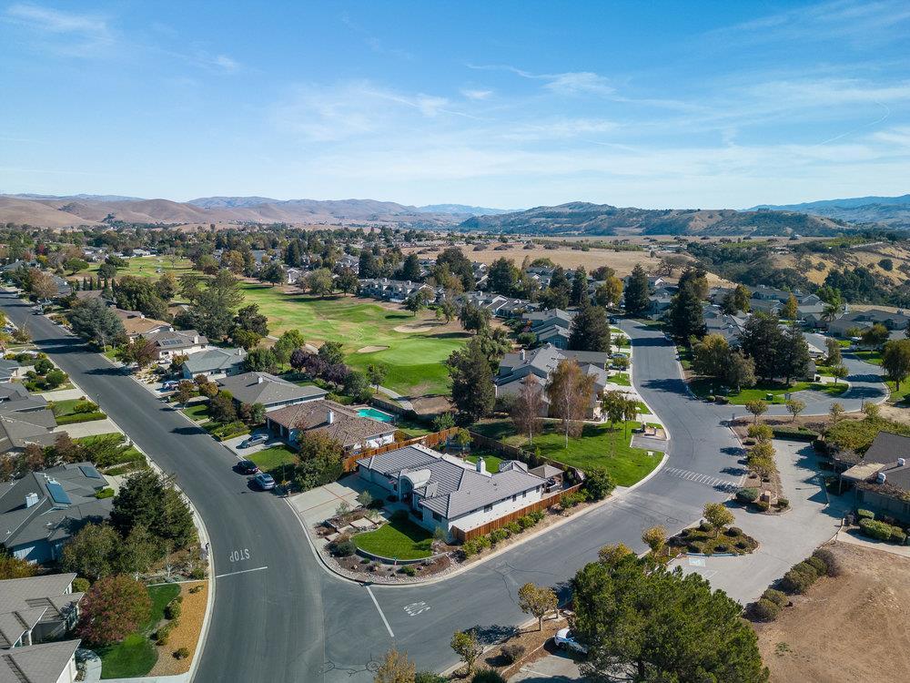 Detail Gallery Image 4 of 40 For 640 S Ridgemark Dr, Hollister,  CA 95023 - 4 Beds | 4 Baths