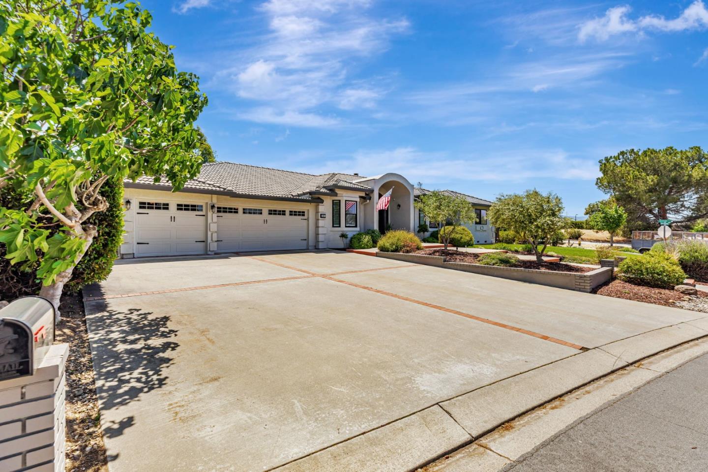 Detail Gallery Image 8 of 40 For 640 S Ridgemark Dr, Hollister,  CA 95023 - 4 Beds | 4 Baths