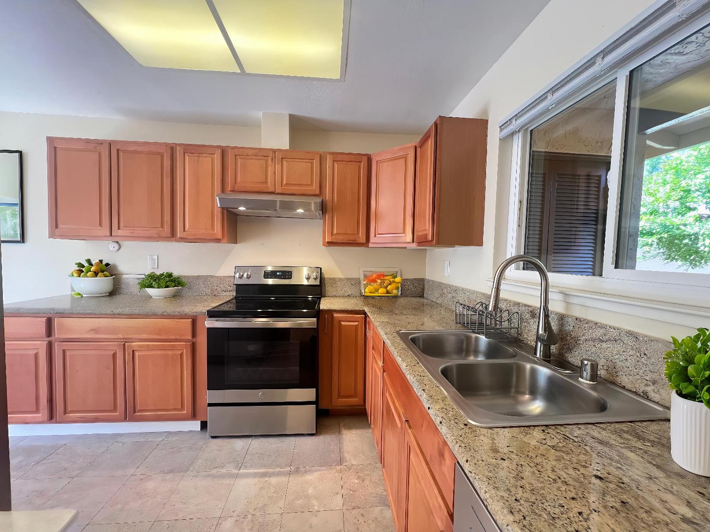Detail Gallery Image 3 of 14 For 896 Canfield Ct, San Jose,  CA 95136 - 2 Beds | 2 Baths