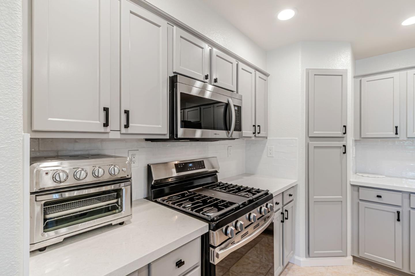 Detail Gallery Image 15 of 47 For 828 Monarch Ln, San Jose,  CA 95138 - 3 Beds | 3 Baths