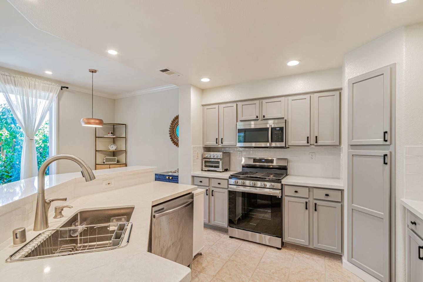 Detail Gallery Image 16 of 47 For 828 Monarch Ln, San Jose,  CA 95138 - 3 Beds | 3 Baths
