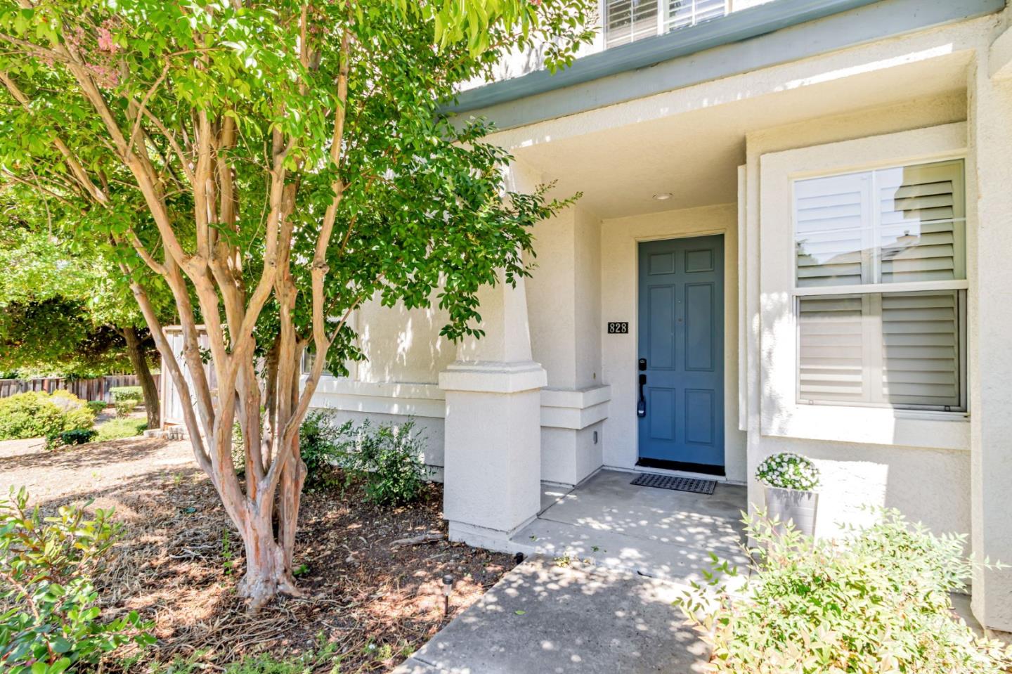 Detail Gallery Image 2 of 47 For 828 Monarch Ln, San Jose,  CA 95138 - 3 Beds | 3 Baths