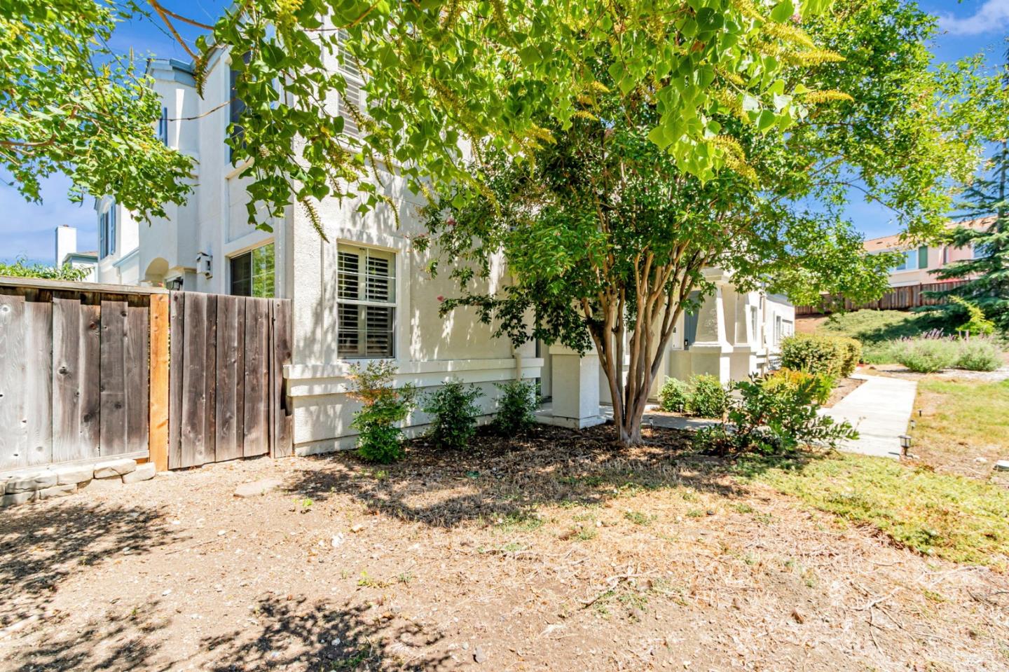 Detail Gallery Image 3 of 47 For 828 Monarch Ln, San Jose,  CA 95138 - 3 Beds | 3 Baths