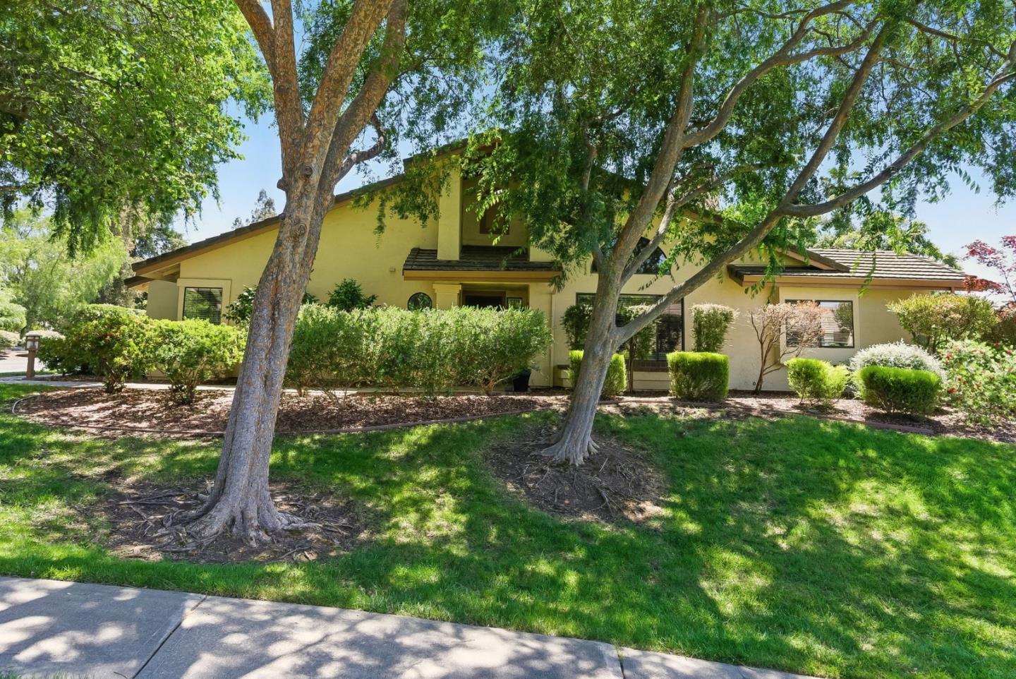 Detail Gallery Image 2 of 30 For 3431 Lake Albano Cir, San Jose,  CA 95135 - 2 Beds | 2 Baths