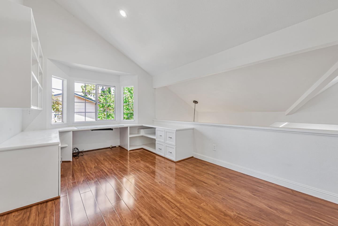 Detail Gallery Image 26 of 47 For 100 Danbury Ln, Redwood City,  CA 94061 - 4 Beds | 2/1 Baths