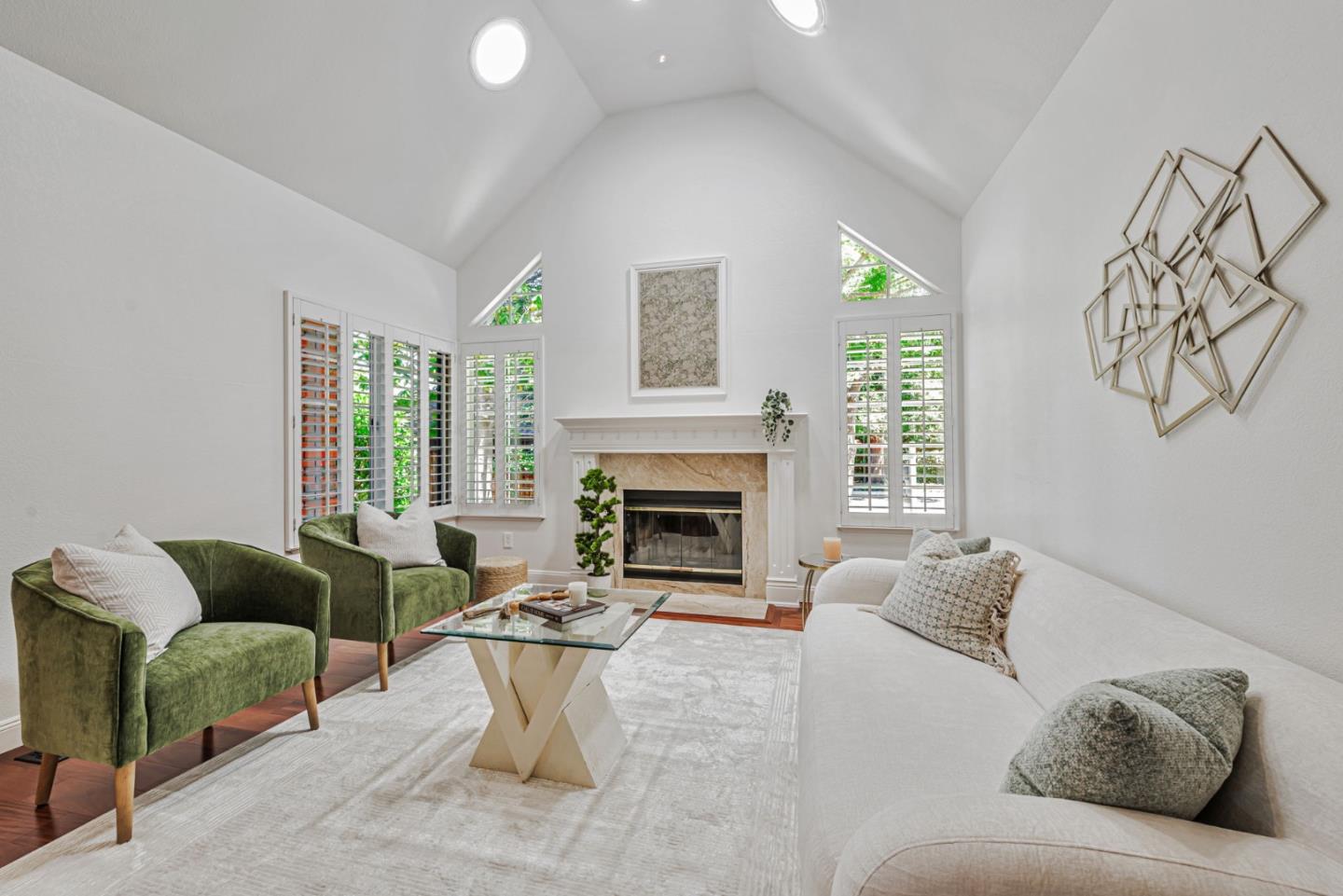 Detail Gallery Image 9 of 47 For 100 Danbury Ln, Redwood City,  CA 94061 - 4 Beds | 2/1 Baths