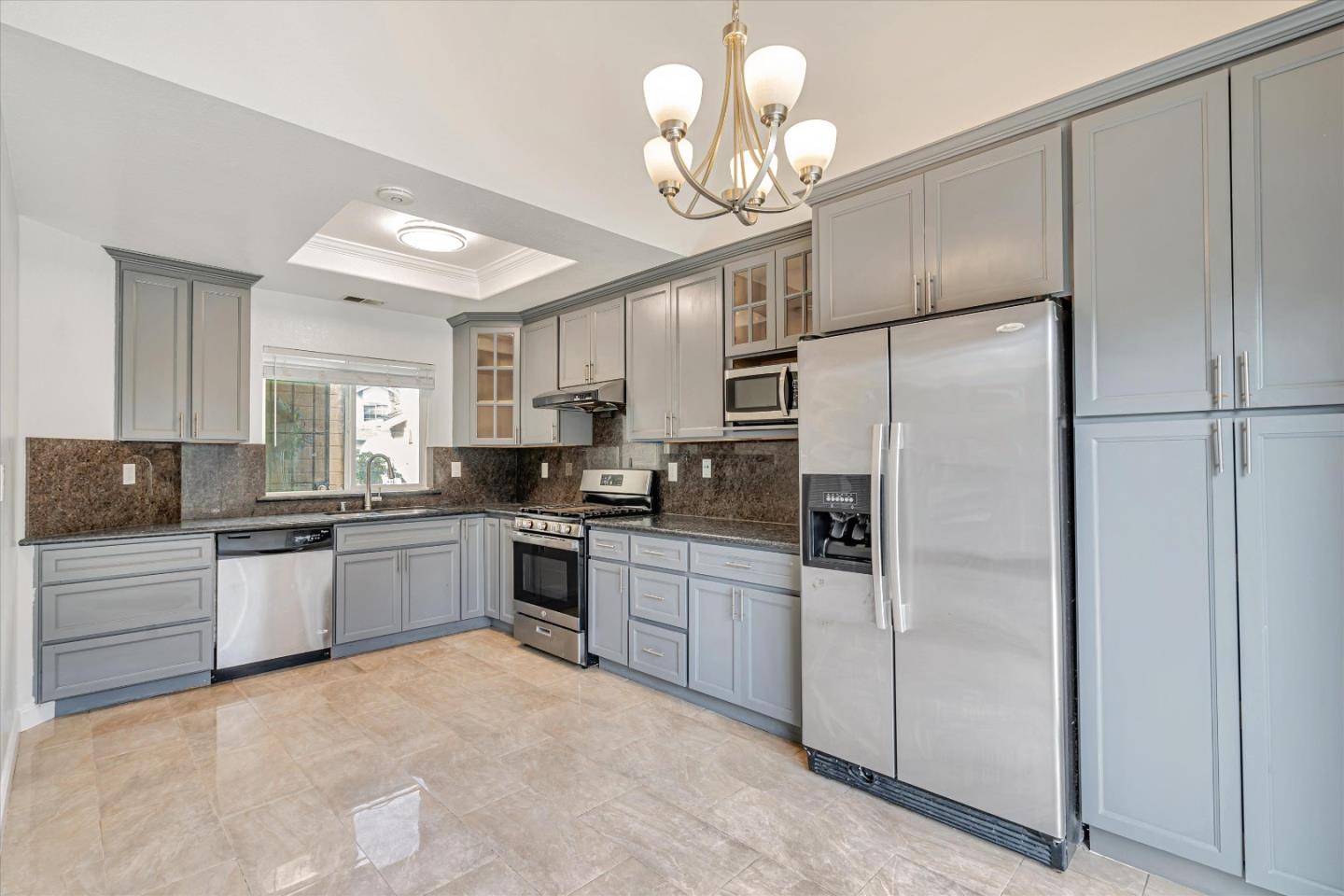 Detail Gallery Image 2 of 32 For 683 Black Pine Dr, San Leandro,  CA 94577 - 3 Beds | 2/1 Baths
