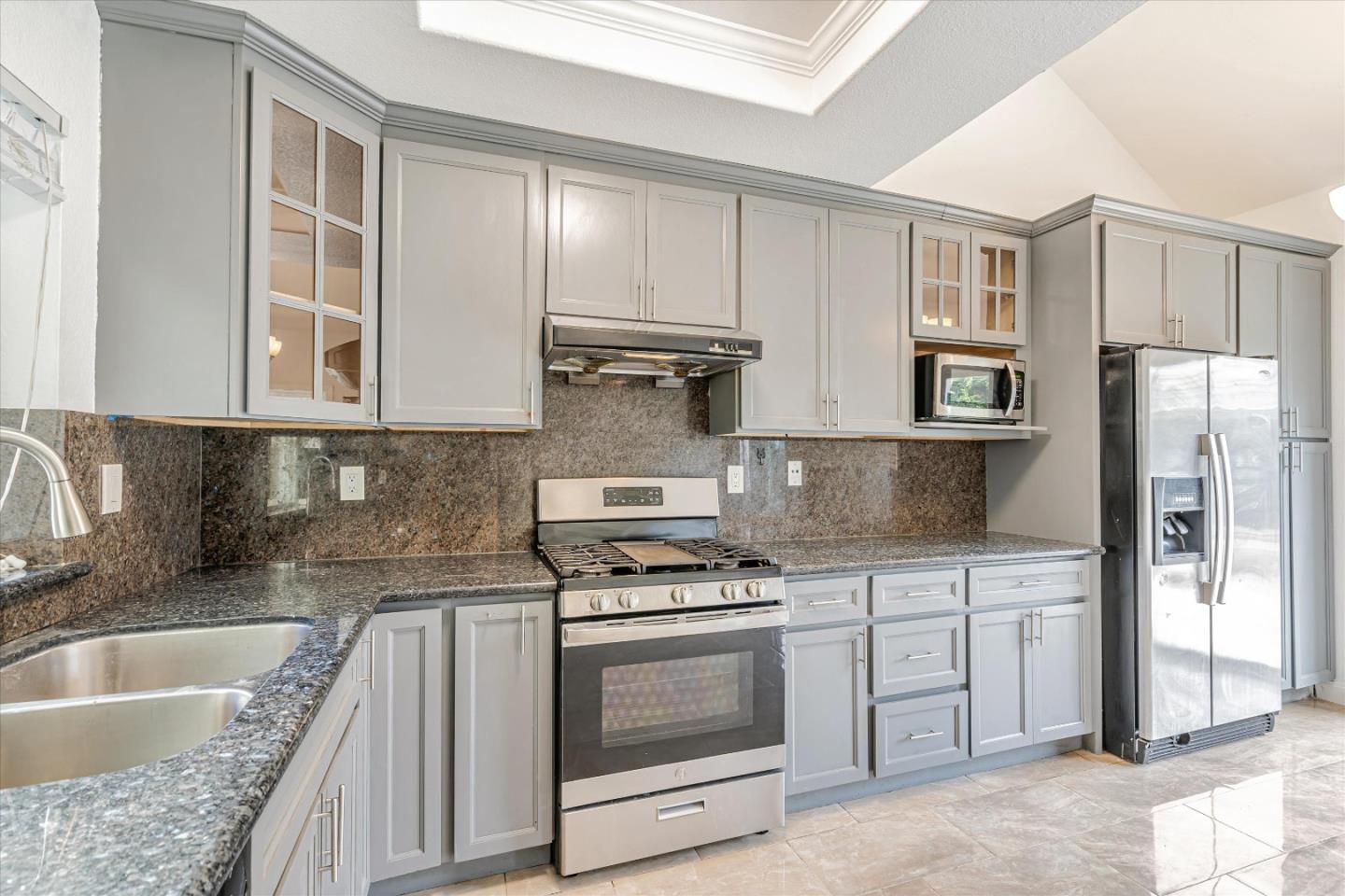 Detail Gallery Image 3 of 32 For 683 Black Pine Dr, San Leandro,  CA 94577 - 3 Beds | 2/1 Baths