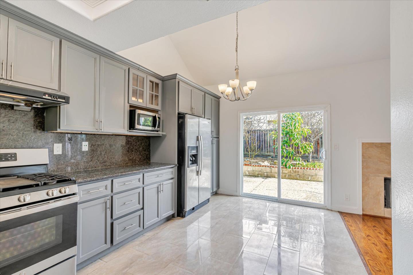 Detail Gallery Image 4 of 32 For 683 Black Pine Dr, San Leandro,  CA 94577 - 3 Beds | 2/1 Baths