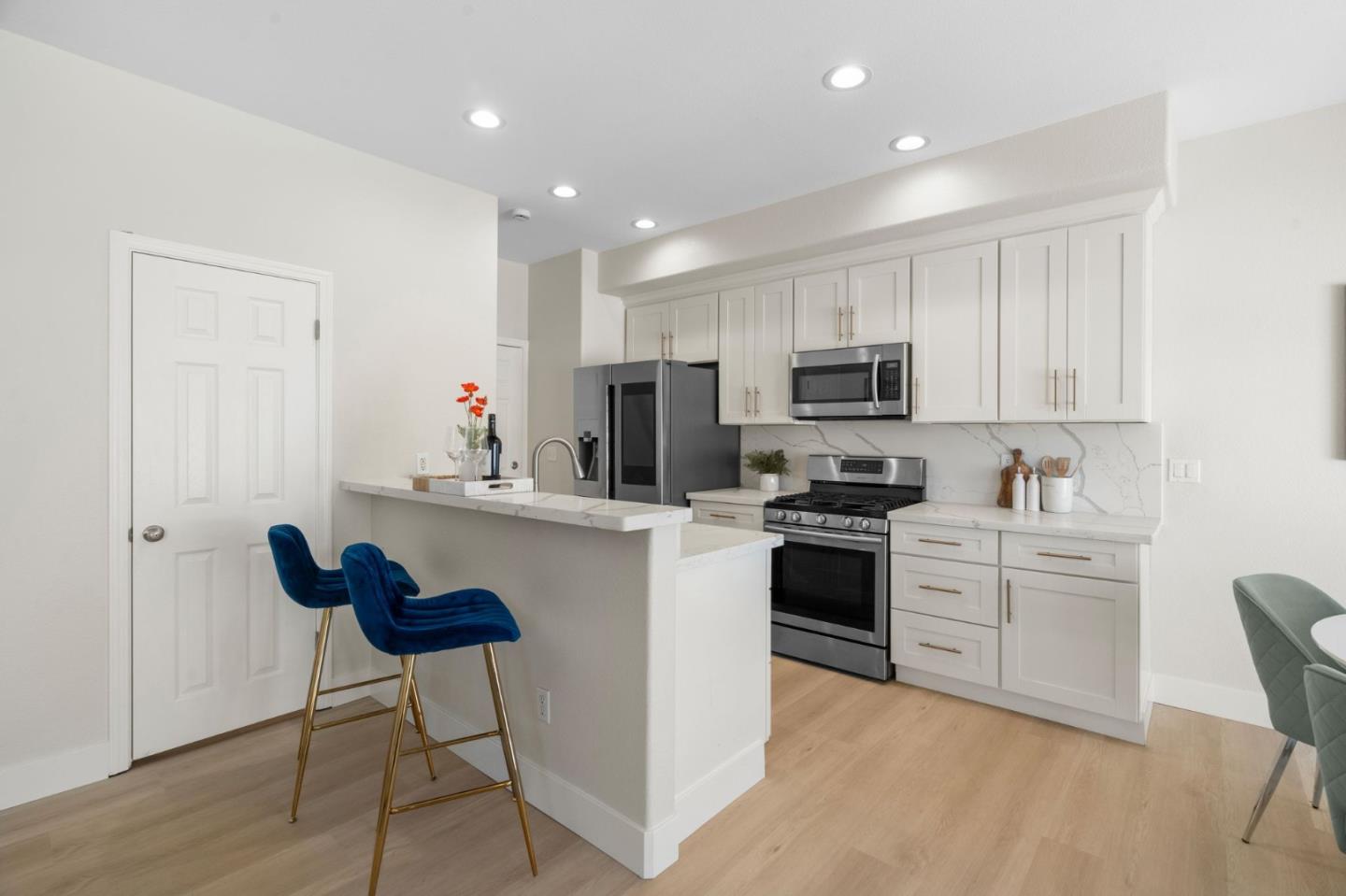 Detail Gallery Image 8 of 47 For 4220 Ramshall Pl, Santa Clara,  CA 95054 - 3 Beds | 2/1 Baths