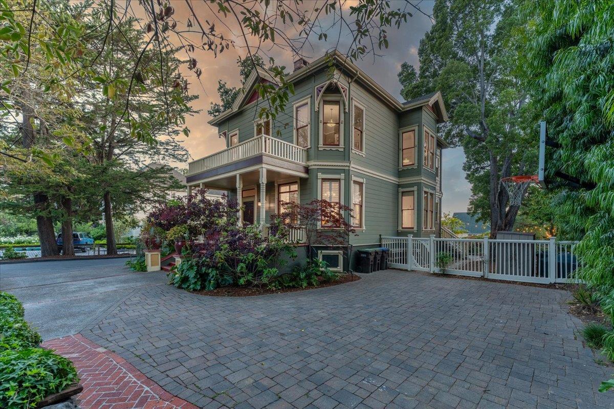 Detail Gallery Image 2 of 62 For 311-313 Ocean View Ave, Santa Cruz,  CA 95062 - 4 Beds | 3/1 Baths