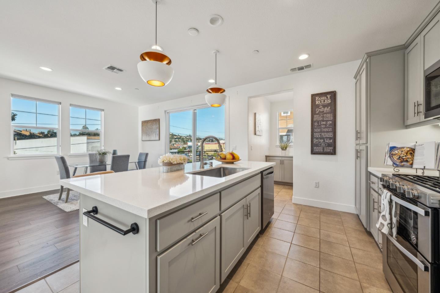 Detail Gallery Image 6 of 26 For 2709 Delaney Ct, Castro Valley,  CA 94546 - 3 Beds | 3/1 Baths