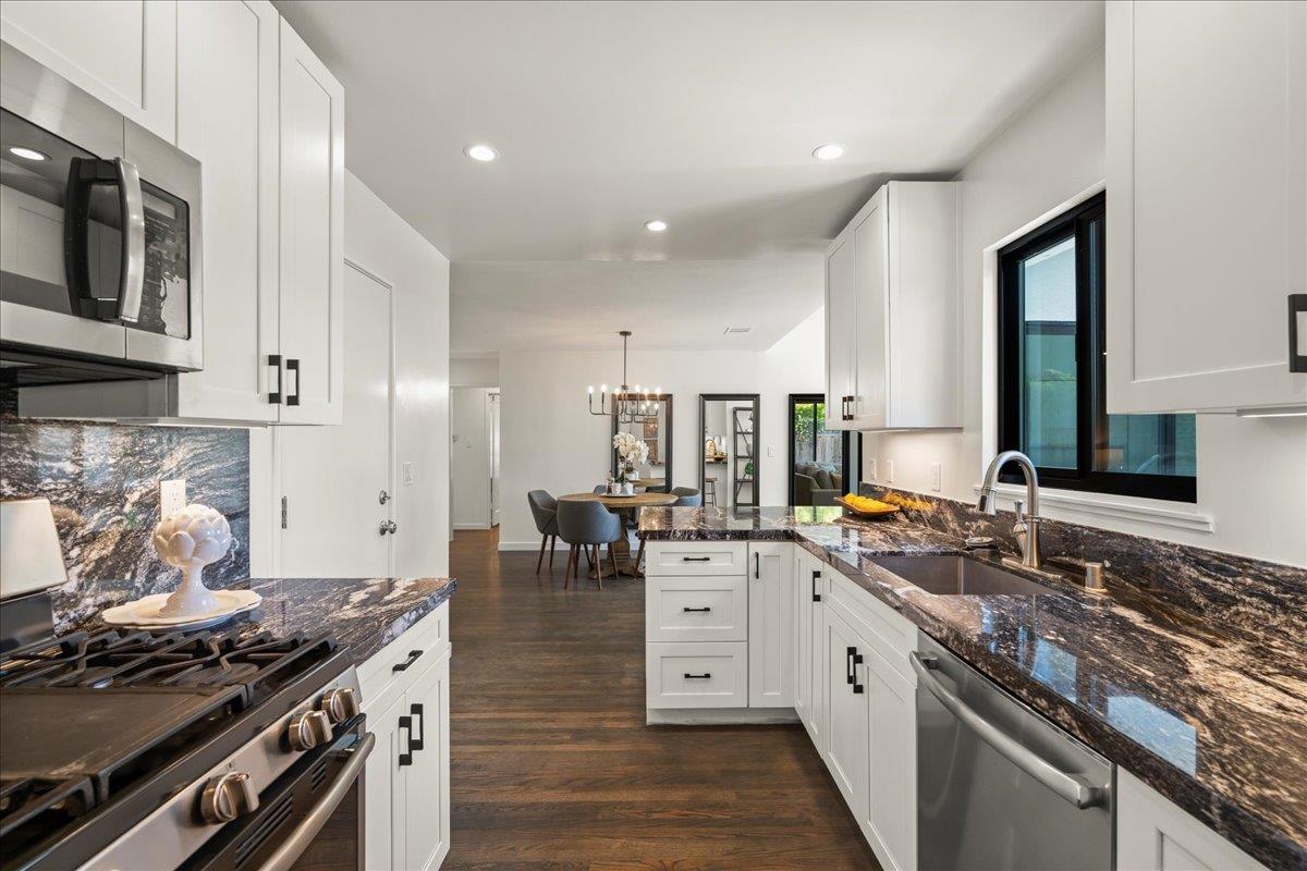 Detail Gallery Image 11 of 28 For 584 Gresham Ave, Sunnyvale,  CA 94085 - 3 Beds | 2 Baths