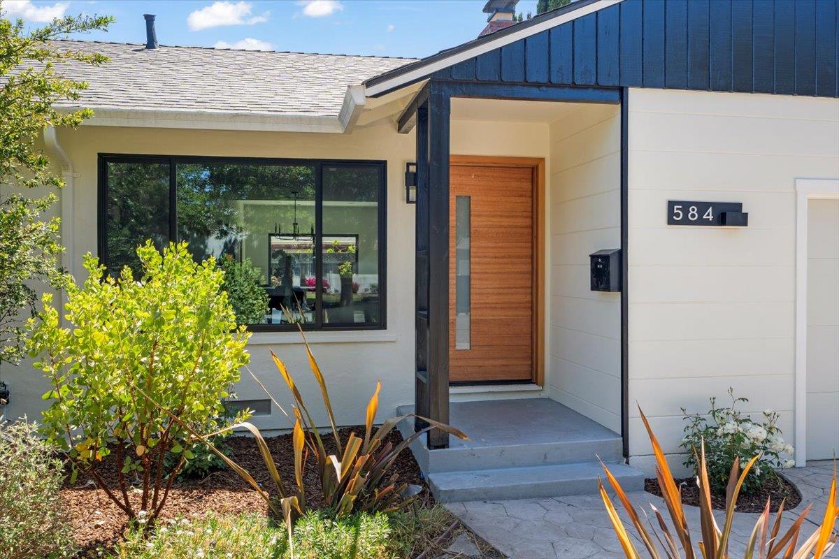 Detail Gallery Image 3 of 28 For 584 Gresham Ave, Sunnyvale,  CA 94085 - 3 Beds | 2 Baths