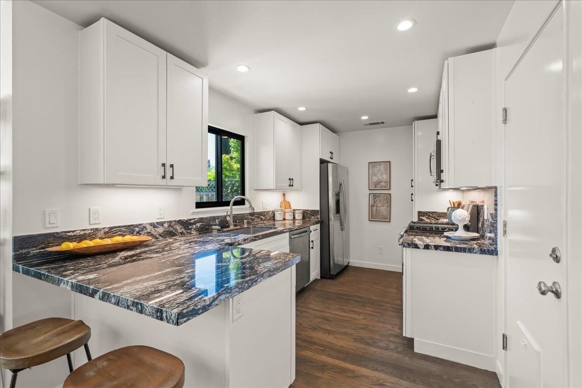 Detail Gallery Image 9 of 28 For 584 Gresham Ave, Sunnyvale,  CA 94085 - 3 Beds | 2 Baths