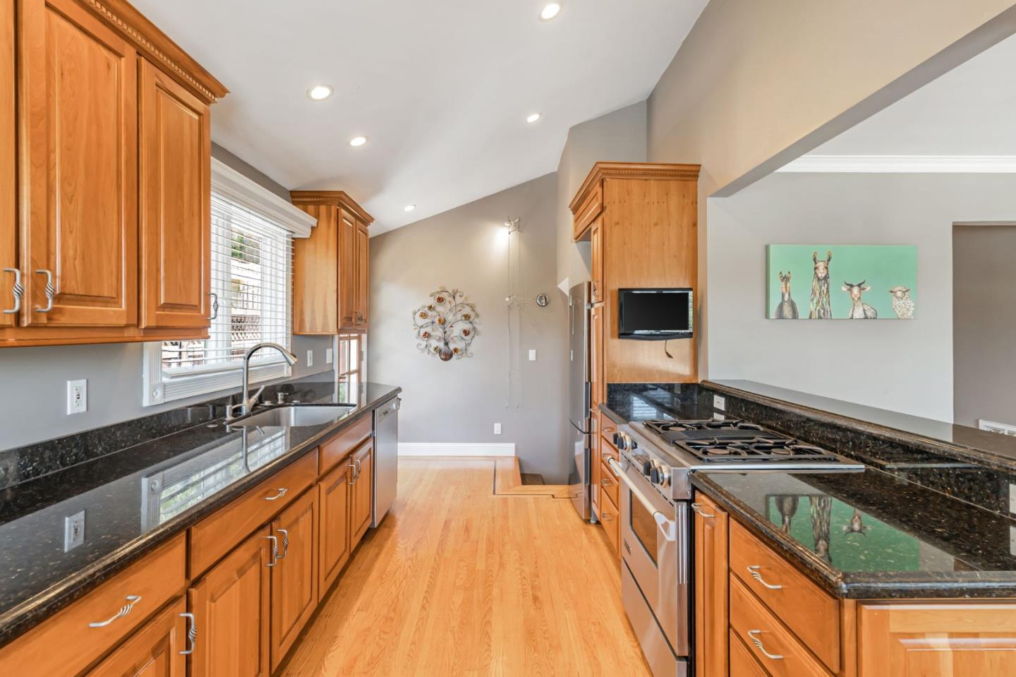 Detail Gallery Image 5 of 22 For 1927 Hillman Ave, Belmont,  CA 94002 - 3 Beds | 2 Baths